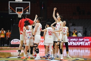 苏群：中国女篮在世界杯任重道远 宫鲁鸣对阵容的改造还远未完成 - 资讯配图