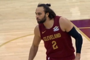 赛季首秀太猛了吧！骑士全队做球 斯特鲁斯连中2记三分不辱使命！ - 资讯配图