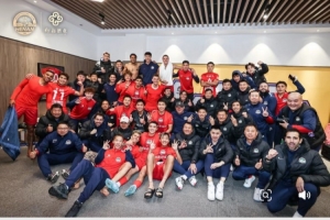 成功归零，何超晒更衣室庆祝照：最想要的胜利得到了，硬伤不严重 - 资讯配图