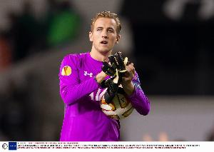 拜仁三名门将全伤!凯恩曾在欧联客串门将,面对任意球黄油手失误 - 资讯配图