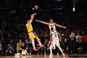 东契奇晒照庆祝绝杀!范德比尔特现身评论区打趣:你推人了 - 资讯配图