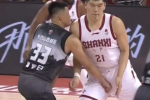 媒体人:曾繁日拳击刘传兴下体是失去理智 职业球员不能砸人饭碗 - 资讯配图