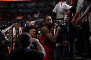 哥们你有点重口啊……球迷拿到莺歌的原味毛巾 猛吸了几大口 - 资讯配图