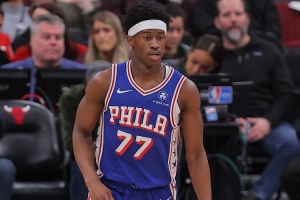 抢板很积极投篮得加强!埃奇库姆半场10中3拿到7分9板3助1帽 - 资讯配图