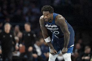 虽败犹荣!兰德尔18中11&罚球8中7砍全场最高32分外加7篮板6助攻 - 资讯配图