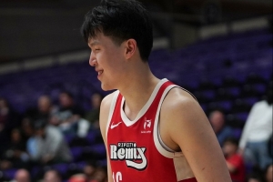 13分7板！杨瀚森工作室：赛程密集路途波折 每一场都是硬仗与考验 - 资讯配图