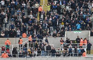 热刺球迷团体推迟抗议活动:先支持球队渡过难关,再和管理层算账 - 资讯配图