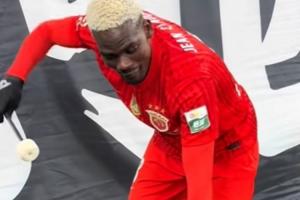 22岁让·克劳德进生涯首球！与球迷擂鼓互动：第一次打，还可以吧 - 资讯配图