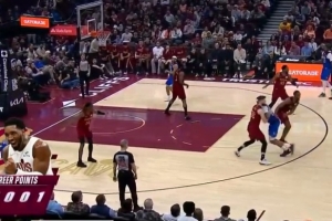 里程碑+1！米切尔虚晃后干拔压哨三分！生涯总得分破15000大关！ - 资讯配图