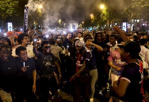 队报:巴黎推出客战切尔西高价套餐引球迷不满,最贵套餐2900欧 - 资讯配图