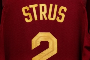 将迎来赛季首秀!骑士晒出斯特鲁斯球衣照:重回球场! - 资讯配图