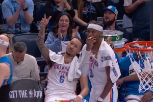 表情包+1！哈滕弧顶挡拆下蛋助麦凯恩命中三分 鸭梨场边捂嘴惊叹 - 资讯配图