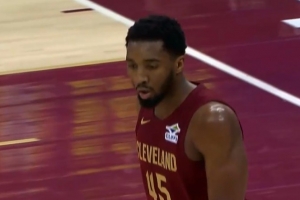 确实厉害！施罗德不停球传球 米切尔不沉球三分压哨空心命中！ - 资讯配图