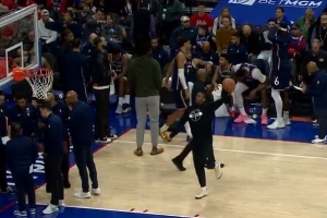 哈哈哈有点逗！暂停期间马克西手痒难耐试图勾手 表情稍显夸张 - 资讯配图