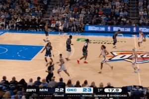 很沮丧！传球给兰德尔被切掉 李凯尔回防过程中甩手摇头 - 资讯配图