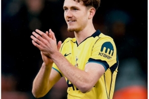 热刺19岁后卫罗斯韦尔替补登场迎首秀，球队官推晒照送祝贺 - 资讯配图