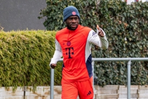 好消息!拜仁官方社媒晒照片,确认戴维斯今日恢复跑步训练 - 资讯配图