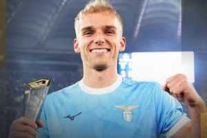 伊萨克森:主场球迷气氛令人难以置信,很高兴得到全队的拥抱祝贺 - 资讯配图