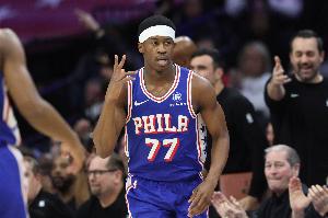 豪气胆边生!埃奇库姆关键中投&砍18分12板2帽 篮板生涯新高 - 资讯配图