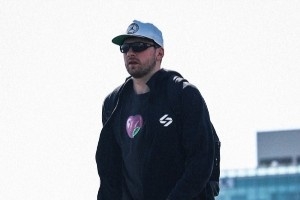 开启六连客！湖人官推晒客场之旅登机照：出差 - 资讯配图