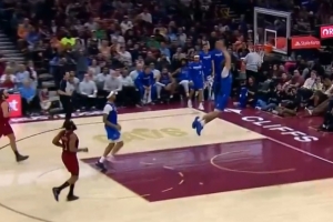 终于秀一个！骑士失误被打反击 弗拉格快下1打0双手滑翔暴扣！ - 资讯配图