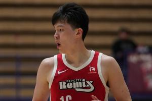 正负值全场最低！杨瀚森13投13分外加7板2助1断3帽 有5失误5犯规 - 资讯配图