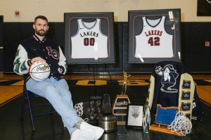 母校传奇!乐福高中母校为其退役了00号和42号两个球衣号码! - 资讯配图