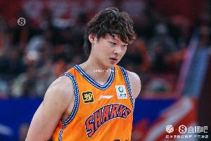 存在感很低！王哲林半场出战10分钟仅1次出手还投丢 得1板1助1帽 - 资讯配图