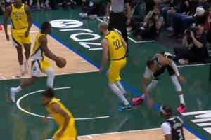 看着挺严重啊！里弗斯：字母哥在一次扣篮后导致左膝过度伸展 - 资讯配图