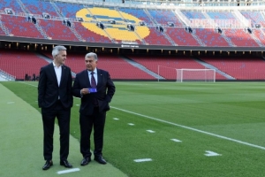 丰特败选后与拉波尔塔拥抱:巴萨万岁,加泰万岁,去赢下欧冠吧 - 资讯配图