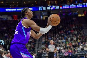 越打越好！科迪·威廉姆斯20中12砍生涯新高34分外加7篮板7助攻 - 资讯配图