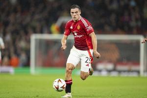 内维尔：乌加特可能离队 曼联需要后腰和一个卡里克类型的中场 - 资讯配图