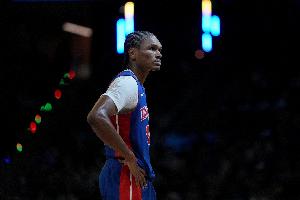 活塞主帅谈奥萨尔：出场时间受限确实很难 他拼劲很棒会没事的 - 资讯配图