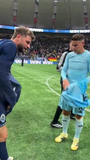 前拜仁队友!穆勒与J罗首次在美职联赛场对阵,赛后交换球衣 - 资讯配图