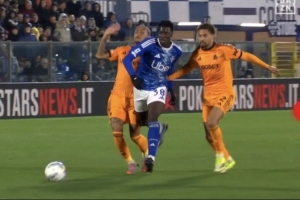 前裁判谈罗马红牌：当时韦斯利没对迪奥犯规，有身体接触的是伦施 - 资讯配图