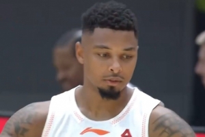 希望没大事!皮特森最后时刻脚踝受伤 全场怒砍42分7板7助 - 资讯配图