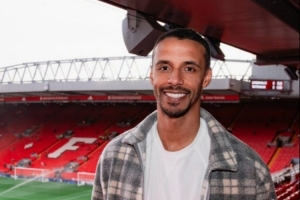 马蒂普回到安菲尔德现场观战，利物浦官推晒照：很高兴见到你！ - 资讯配图