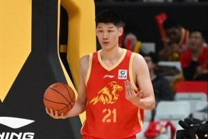 千万别有事!胡金秋被鲁吐布拉凶狠犯规致伤退 全场11中7拿到16分 - 资讯配图