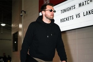 冲击六连胜！湖人官推晒球员赛前入场照：打卡 - 资讯配图