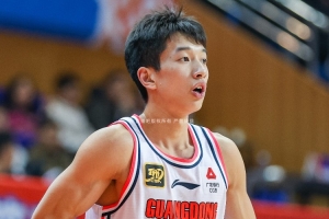 潜力赛-杨溢7分3板6助2断 冯傲8分3板2助 广东击败新疆 - 资讯配图