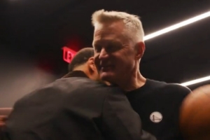 教练生涯600胜!库里在更衣室击地助攻 给科尔送上比赛用球 - 资讯配图