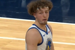 酷酷就是一通运球！波杰弧顶连续控运 但被沃特金斯逼出回场违例 - 资讯配图