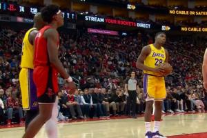 八村塁没卡位被阿门抢到篮板 遭詹姆斯批评 八村对着老詹摊手 - 资讯配图