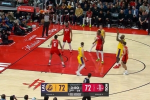 老头又来了！詹姆斯抢断反击造成奥科吉犯规 两罚一中反超比分！ - 资讯配图