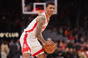 火媒：每个人都在讨论小贾被老詹隔扣 但论半场表现他仅次于东杜 - 资讯配图