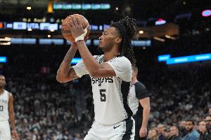 优势明显!马刺总篮板数52-37净胜快船15个 前场板22-12 - 资讯配图