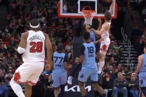 实战扣将！布泽利斯反击接吉迪分球 起飞平筐完成单臂隔扣 - 资讯配图