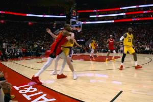 一级恶意！杜兰特被里夫斯贴身包夹 怒推一把 裁判回看后升级 - 资讯配图