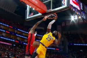 小里长传 詹姆斯快攻接球双手炸扣 随后怒瞪小贾巴里！ - 资讯配图