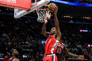 泰伦·卢：尚不清楚小卡脚踝扭伤严重程度 希望他不会长时间缺阵 - 资讯配图